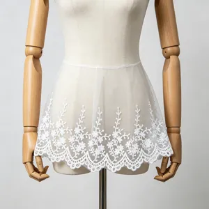 Garniture en dentelle de tulle brodee de branches de pin blanc pour couture DIY decoration detail.
