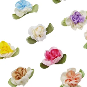 Gros plan détaillé de roses en ruban coloré avec feuilles vertes pour projets de couture.