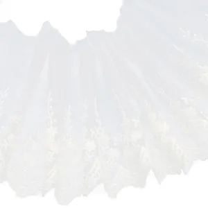 Detail de bordure en dentelle brodee blanche, tissu tulle fin pour couture et loisirs DIY.