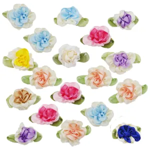Roses en tissu avec feuilles, petites fleurs en ruban faites à la main pour couture DIY et vêtements.