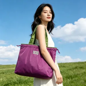 Grand sac cabas pliable, sac à langer élégant et sac de courses réutilisable pour les voyages.