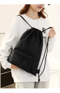 Nahaufnahme eines schwarzen, leichten, wasserdichten Kordelzug-Rucksacks mit Fronttasche für Sport.