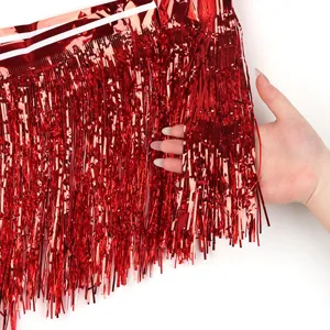 Primo piano sul dettaglio dello striscione di frange metalliche rosse per feste.