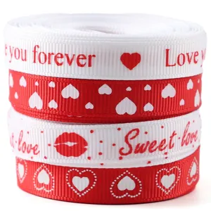 Gedetailleerd overzicht van rood-witte lintrollen met hartjes en liefdestekst voor cadeautjes.