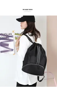 Schwarzer Nylon-Kordelzug-Sportrucksack mit Nass-Trocken-Fach und Netztaschen für Fitness.