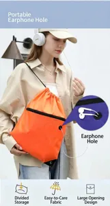 Detailansicht des orangen Oxford-Kordelzugrucksacks mit Fronttasche und Kopfhöreranschluss.