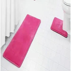 Détail de l'ensemble de tapis de bain rose avec coureur moelleux et tapis de contour.