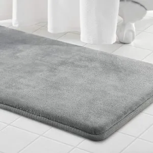 Tapis de bain gris en flanelle à mémoire de forme, doux, absorbant et antidérapant pour salle de bain.