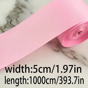 Dettaglio in primo piano del rotolo di nastro grosgrain rosa, larghezza 5cm e lunghezza 1000cm.