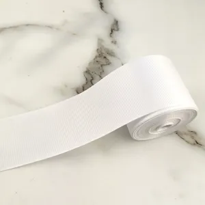 Rotolo di nastro grosgrain bianco da 5cm per confezioni regalo matrimoni e decorazioni.