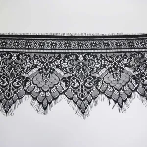 Vue de detail exquise de la garniture en dentelle de cils noire, motif floral pour DIY.