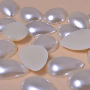 Primo piano dettaglio perle ABS a goccia per accessori di gioielli artigianali fai da te