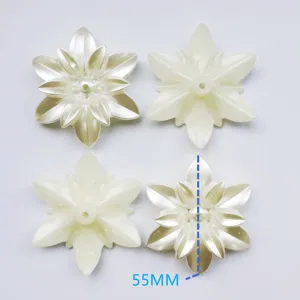Accessorio fiore in perla ABS, applicazione floreale decorativa da 55mm per vestiti.