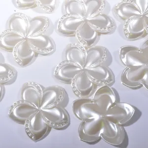 Primo piano dettagliato di bottoni a fiore in perle ABS bianche per abbigliamento.
