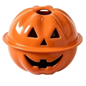 Vista di dettaglio del portacandele zucca in ceramica, decorazione di Halloween arancione.