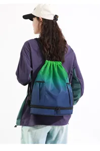 Detailansicht eines stilvollen, farbverlaufenden Kordelzug-Schwimmrucksacks mit Nassfach.