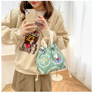 Japanese cute cartoon drawstring lunch bag, green fabric bento handbag for women students.