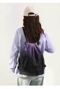 Rucksack Detailansicht mit Kordelzug, Farbverlauf in Lila und unterem Fachbereich.