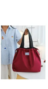 Grand sac de courses pliable avec cordon de serrage et doubles poignees confortables pour voyage.
