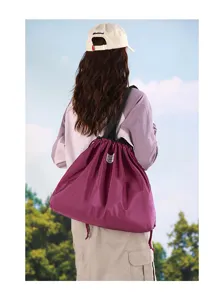 Grand sac cabas pliable de grande capacite, sac d'epaule de voyage violet avec cordon de serrage.