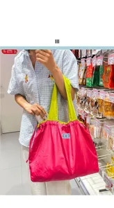 Sac cabas de shopping pliable et écologique grand sac étanche en nylon avec cordon de serrage.