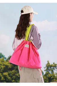 Grand sac shopping pliable de grande capacite, cabas en nylon leger pour voyages.