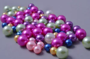 Gros plan de perles colorées en ABS, idéal pour les accessoires de bijoux faits à la main.