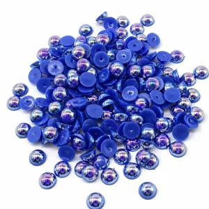 Vue détaillée de perles imitations demi-rondes AB de 4 mm, perles ABS bleu foncé brillantes.