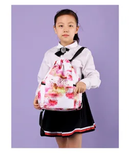 Vue rapprochée du sac à dos cordon léger pour enfants avec un élégant imprimé floral rose.