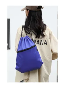 Detailansicht des blauen Oxford-Stoff-Kordelzug-Rucksacks mit vorderer Reißverschlusstasche.
