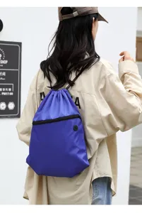 Blauer Kordelzug-Rucksack aus Oxford-Gewebe fuer Outdoor-Sportarten Fitness und Freizeitreisen.