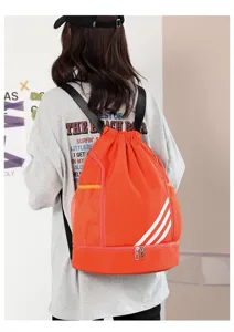 Detailansicht des orangefarbenen Kordelzug-Sportrucksacks mit Netztaschen an den Seiten.