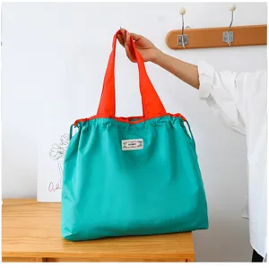Grosse faltbare Einkaufstasche, leichtere Reisetasche und praktische Tasche für den Alltag.