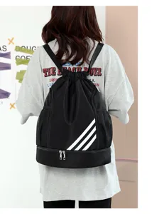 Wasserdichter schwarzer Nylon Kordelzug Sport Rucksack mit Schuhfach unten und Netztaschen seitlich.