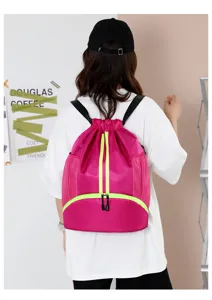 Detailansicht der pinken Kordelzug Rucksack mit neongrünen Reißverschlüssen und Netztaschen.