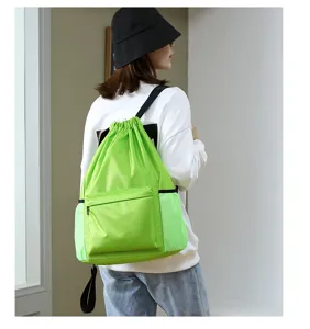 Grüner Kordelzug Rucksack Detailansicht, große Kapazität Sport und Reise Tasche.