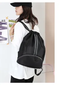 Detailansicht eines schwarzen Sport Kordelrucksacks mit praktischer Nass Trennung.