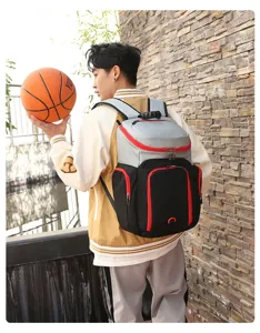 Detailansicht des großen Sportrucksacks mit vielen Fächern und auffälligen roten Reißverschlüssen.
