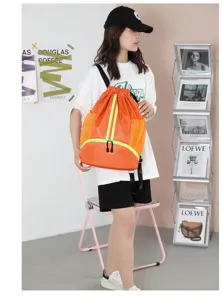Oranger Kordelzug Sportrucksack mit neongelben Akzenten, leichten wasserdichten Fitnesstasche.