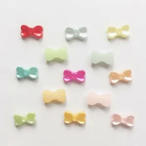 Petits accessoires colorés en résine pour ongles et loisirs créatifs faits main.