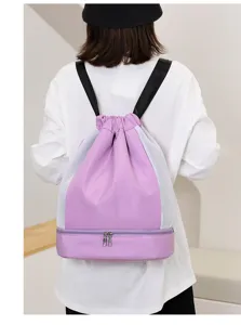 Vue détaillée du sac à dos de sport violet imperméable avec compartiment à chaussures.