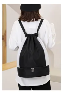 Vue de dos détaillée du sac à dos de sport noir et blanc avec bretelles réglables.