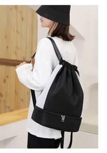 Vue détaillée du sac à dos de sport noir et blanc montrant le compartiment chaussures.