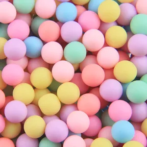 Dettaglio macro di perle acriliche opache macaron da 6mm per custodie per telefoni e accessori.