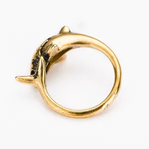 Gros plan détaillé d'une bague requin vintage en alliage avec finition or antique
