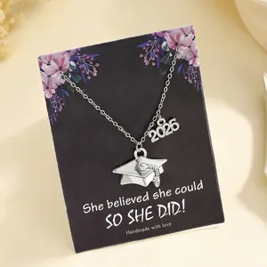 Detailweergave van de zilveren 2026 afstudeerhoed ketting op een inspirerende cadeaukaart