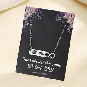 Detail van 2026 afstudeer ketting met oneindigheidsteken en inspirerende kaart