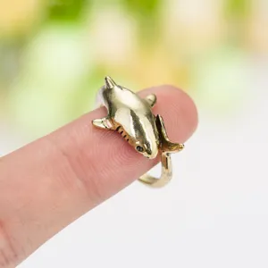 Gros plan d'une bague requin vintage en alliage bronze montrant les détails des nageoires