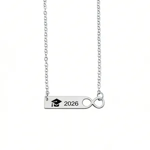 Close-up van 2026 afstudeerketting met oneindigheidssymbool en afstudeerhoed.