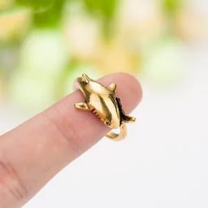 Gros plan d'une bague en alliage de requin vintage dorée montrant les détails texturés
